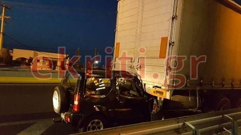Νέο σοκαριστικό ατύχημα στην Κρήτη: Αυτοκίνητο σφήνωσε κάτω από φορτηγό (εικόνες)